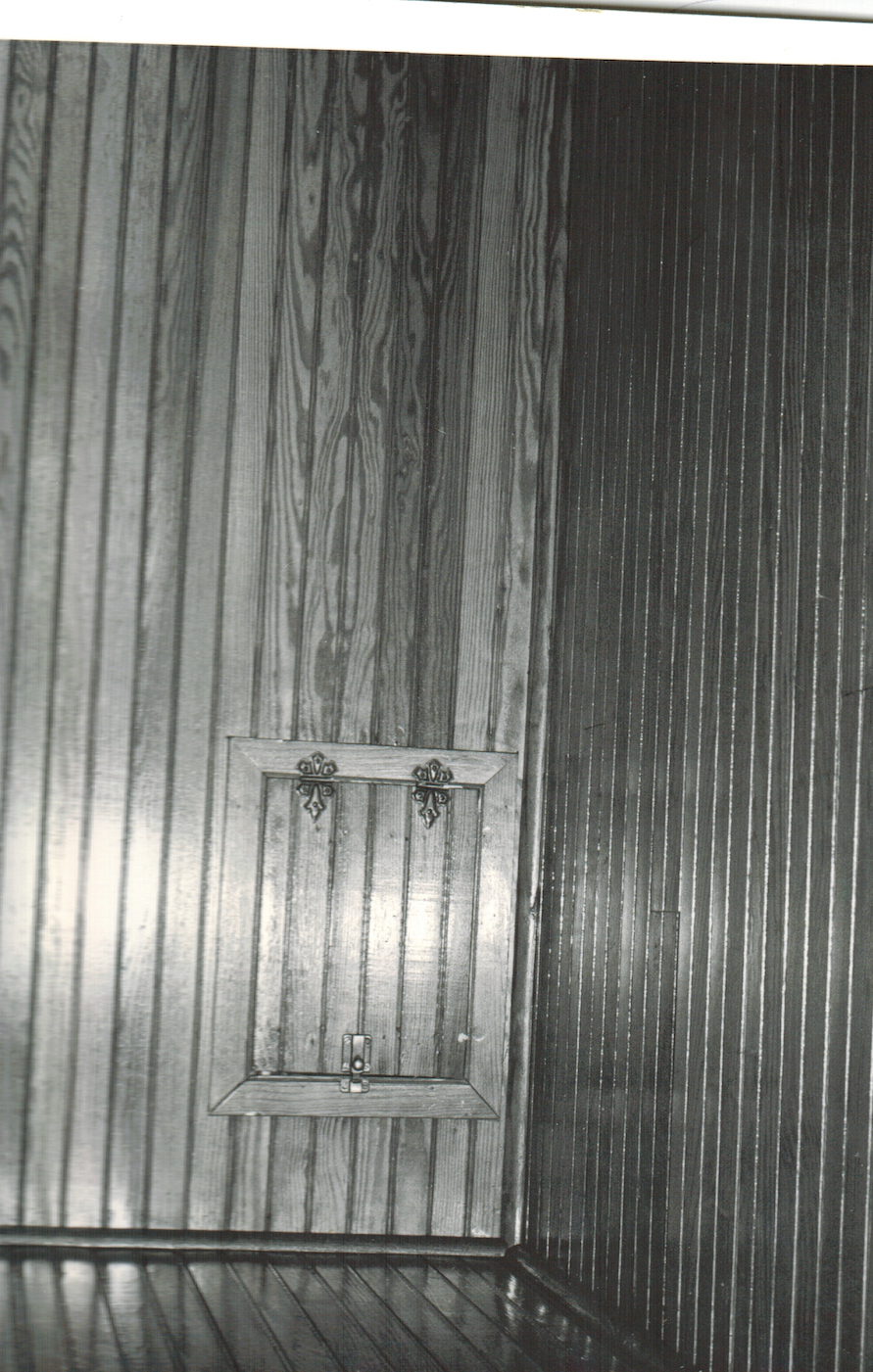 34ShepardAveoulterCottageSept19893rdFloorPorchDoorwayForPassafeOfHeatFromHallway.jpeg