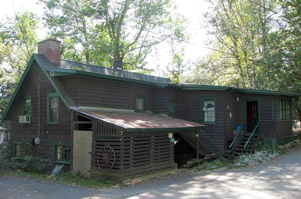 Barngalow,%20Saranac%20Lake,%20NY.jpg
