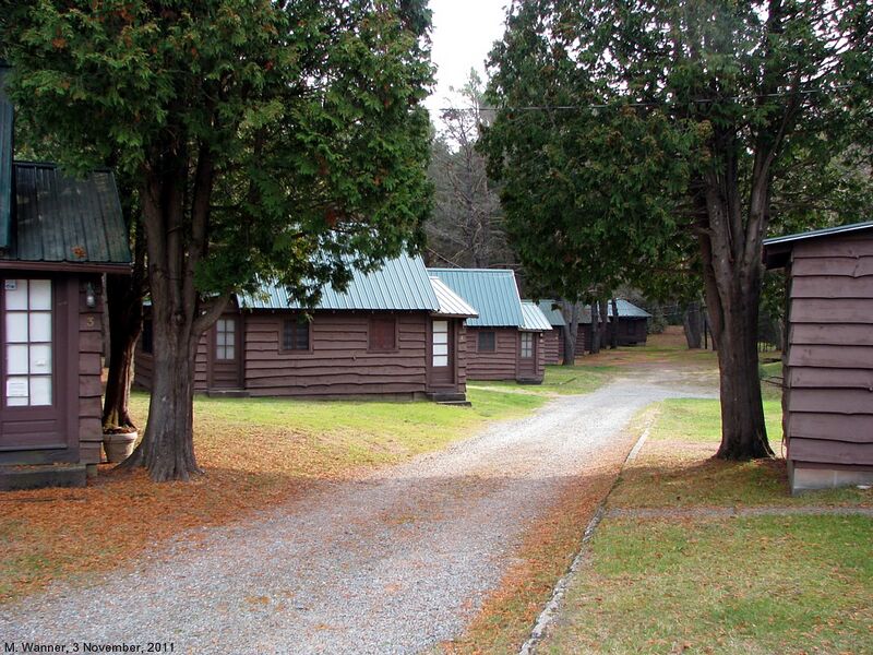File:Moreno's Cottages2.jpg