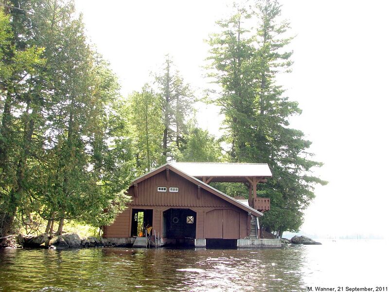File:Point O'View Boathouse.jpg