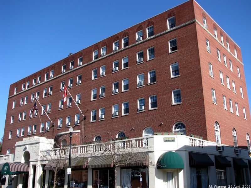 File:Hotel Saranac - 2009.jpg