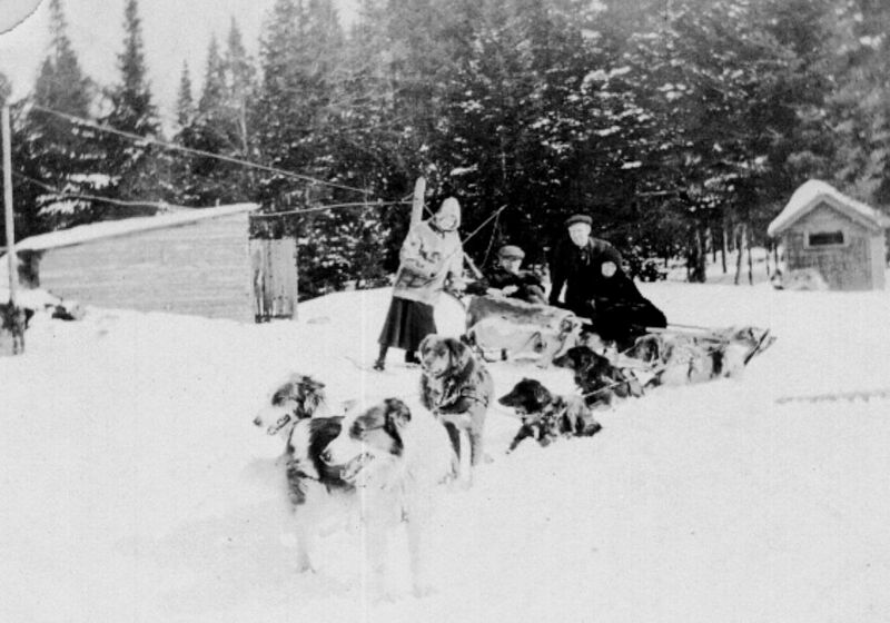 File:Doris with sled dogs.jpg