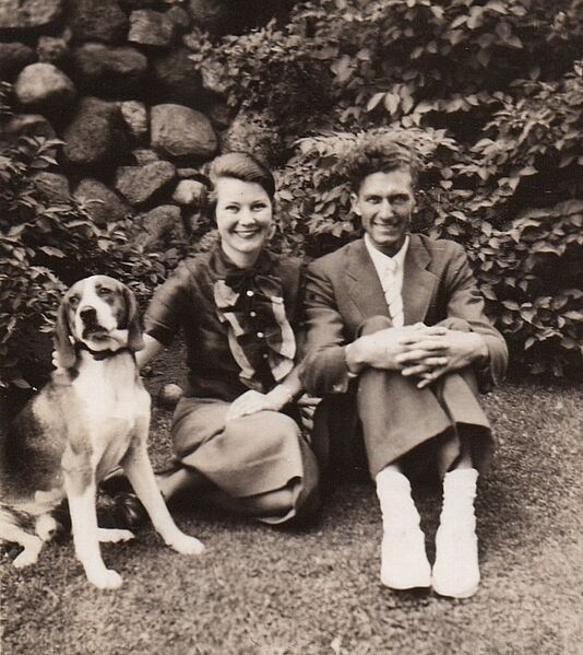 File:With husband and dog 2.jpg