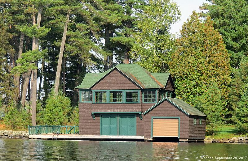 File:Gull Bay Boathouse.jpg