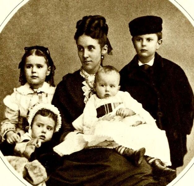 File:Helen Phelps Stokes and family.jpg