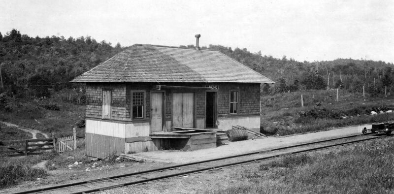 File:Station at Meno.jpg