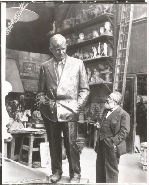 File:Jo Davidson scultor and the Will Rogers Statue .jpeg