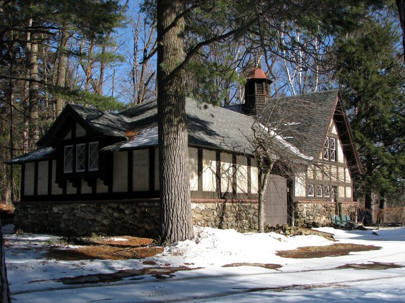 File:Highland Manor Carriage House.jpg