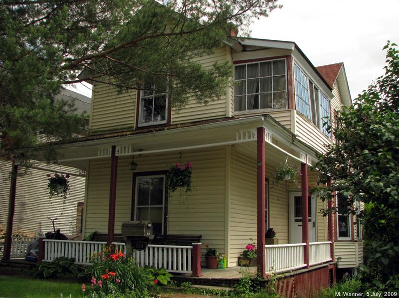 File:20 Ampersand Avenue.jpg