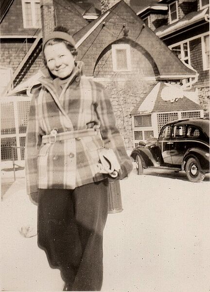 File:Woman walking.jpg