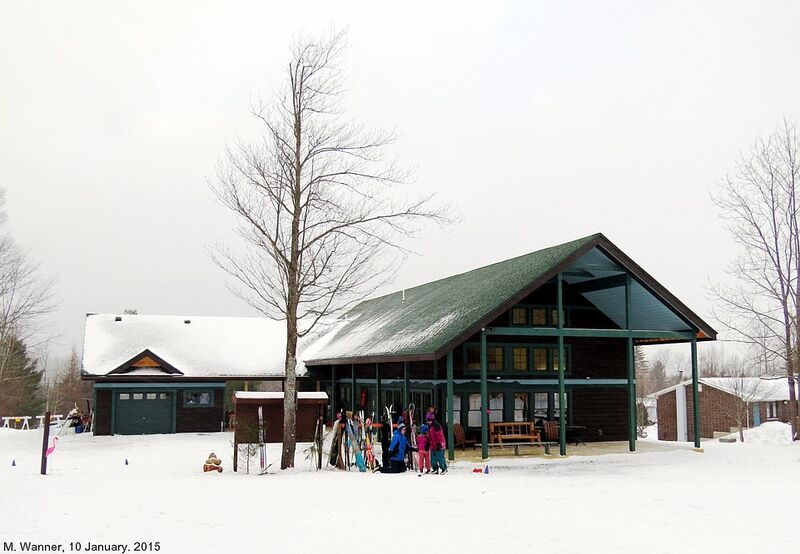 File:Dewey Mt Lodge.jpg