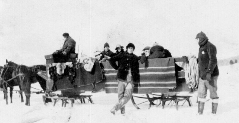 File:Horse drawn sleigh 2.jpg