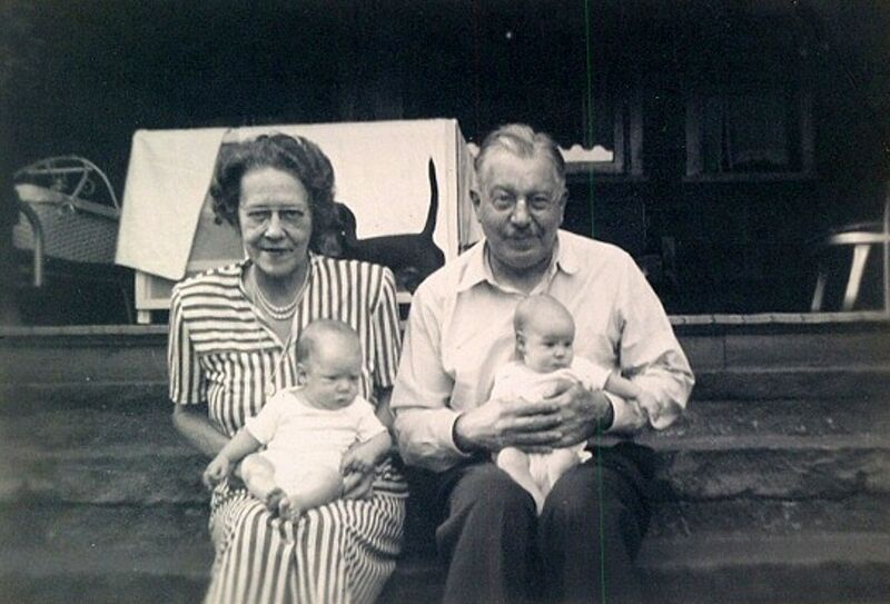 File:E.S. & Ruth with grandchildren.jpg